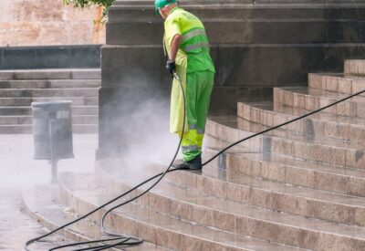Zdjęcie do artykułu: Czyszczenie kostki brukowej przy basenie – szczególne zasady