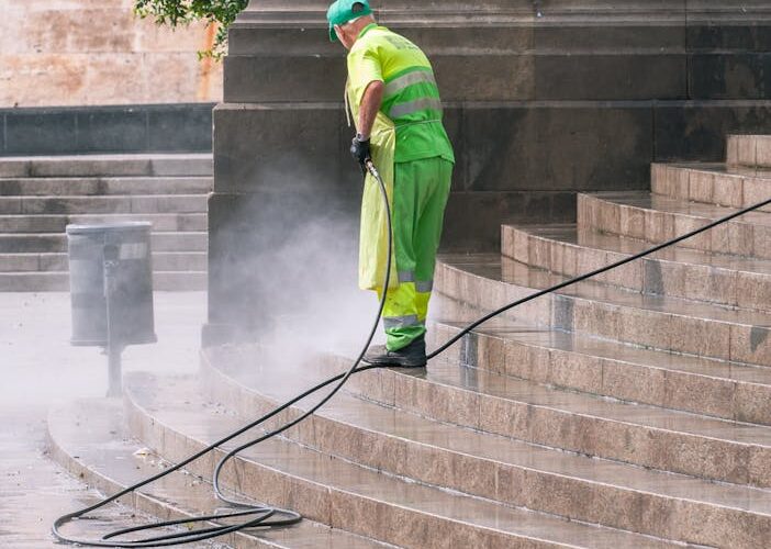 Zdjęcie do artykułu: Czyszczenie kostki brukowej przy basenie – szczególne zasady