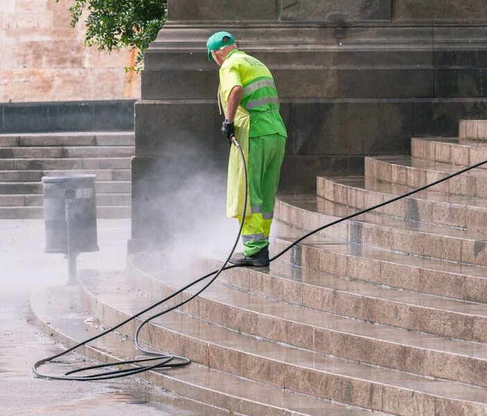 Zdjęcie do artykułu: Czyszczenie kostki brukowej przy basenie – szczególne zasady